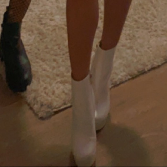 White booties, SIZE 6 from Azalea Wang - Picture 7 of 8